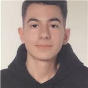 Estudiante de enfermería para dar clases de apoyo a niños y niñas de primaria.